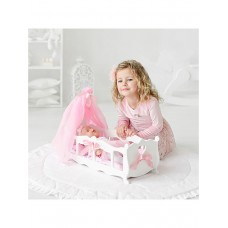 Кровать для кукол с балдахином и постельным бельем.